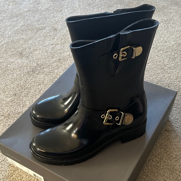 Vince Camuto Black Rubber Boots size 10 New in box - Picture 1 of 5